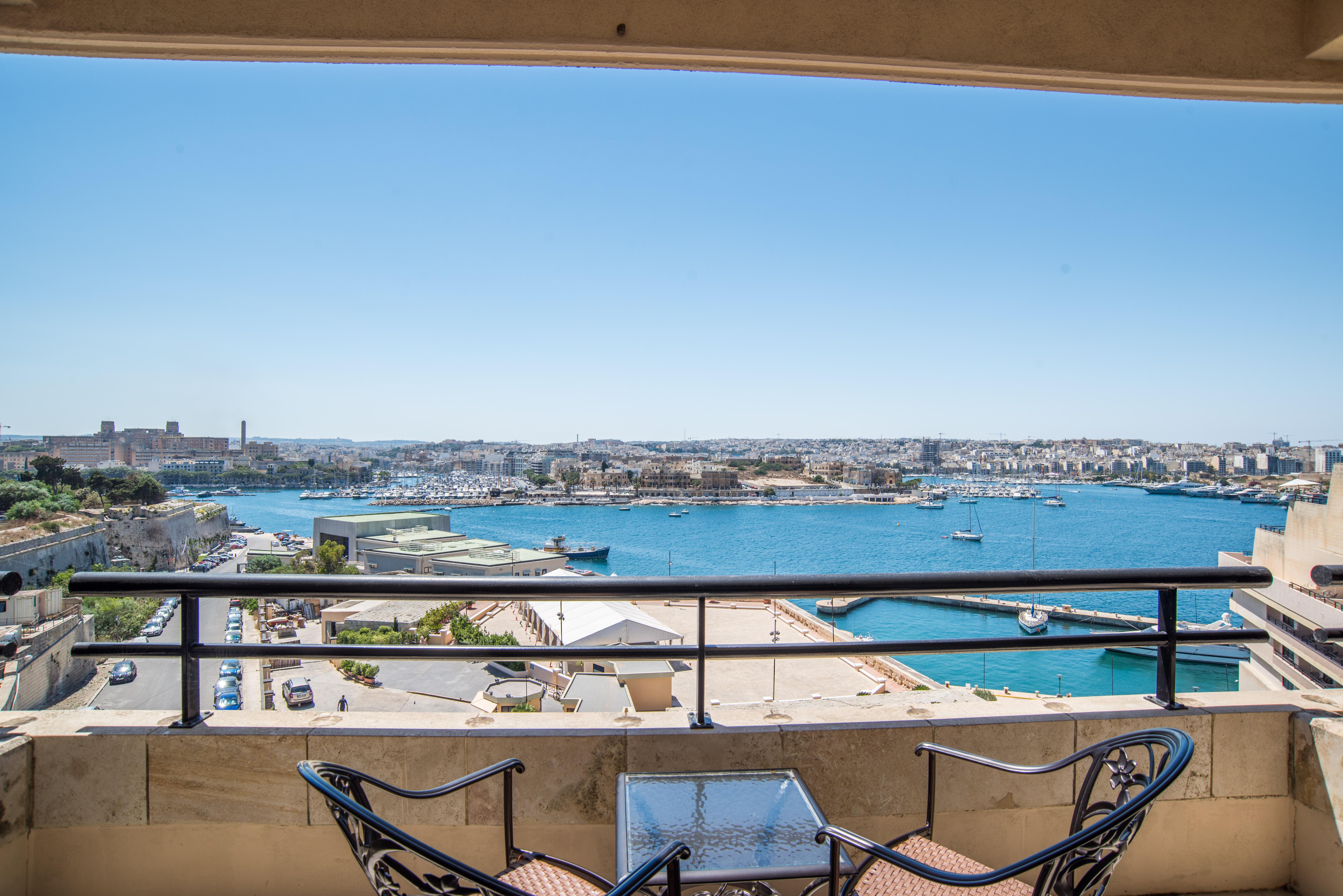 Grand Hotel Excelsior Floriana Exterior photo Balcony view of the Marina