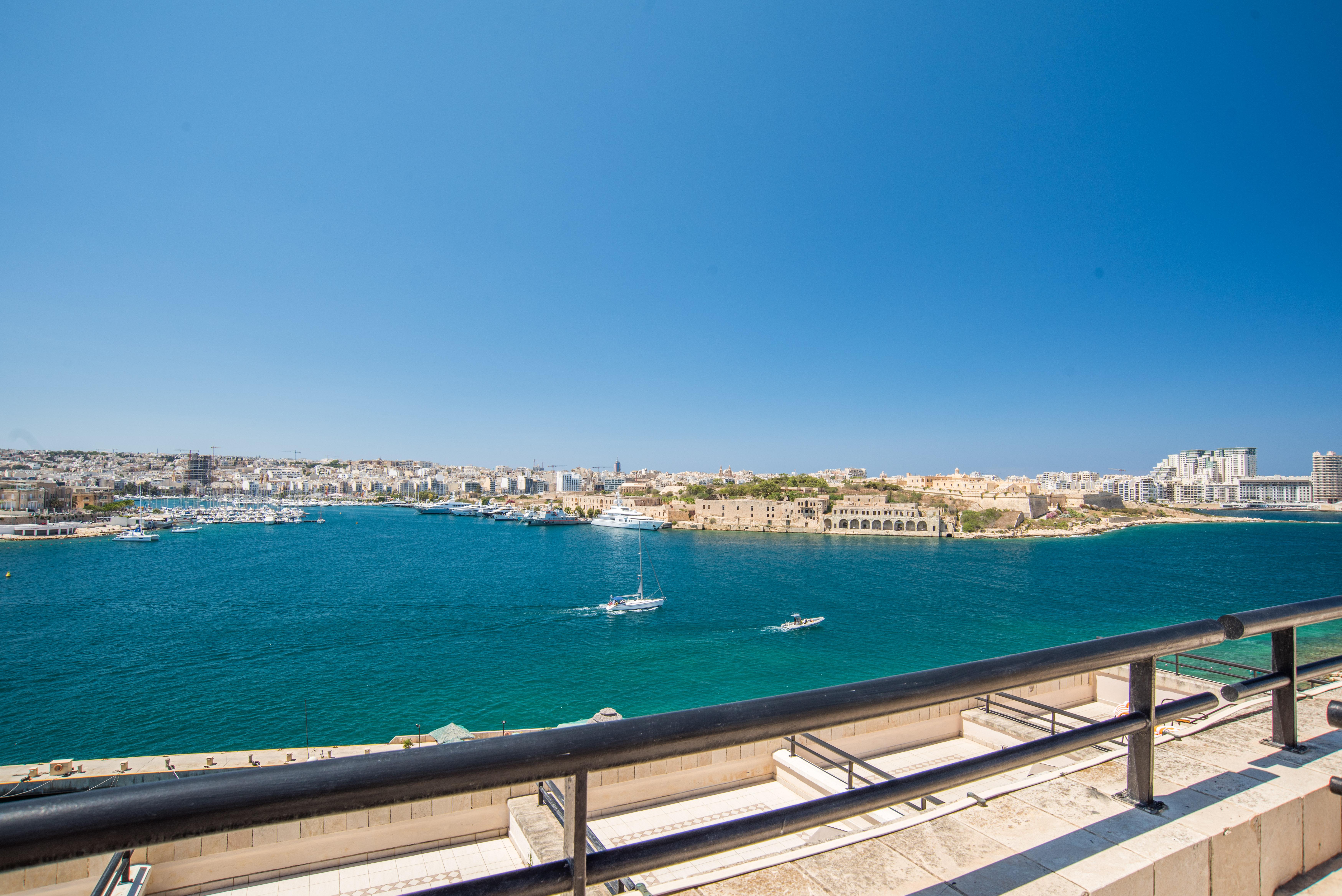 Grand Hotel Excelsior Floriana Exterior photo View of the harbour