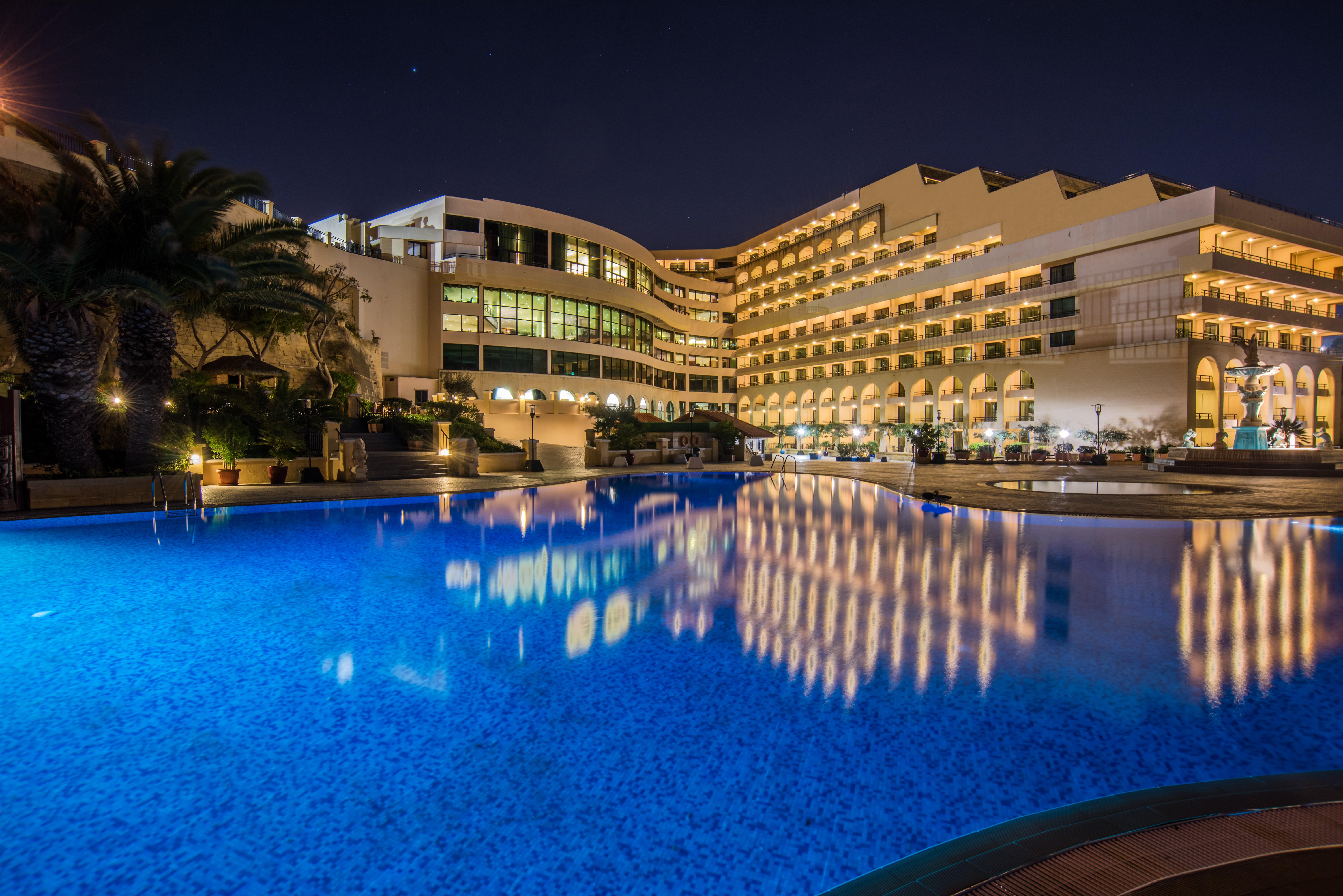 Grand Hotel Excelsior Floriana Exterior photo The hotel at night